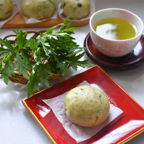 春の味覚、ヨモギを使った蒸し饅頭