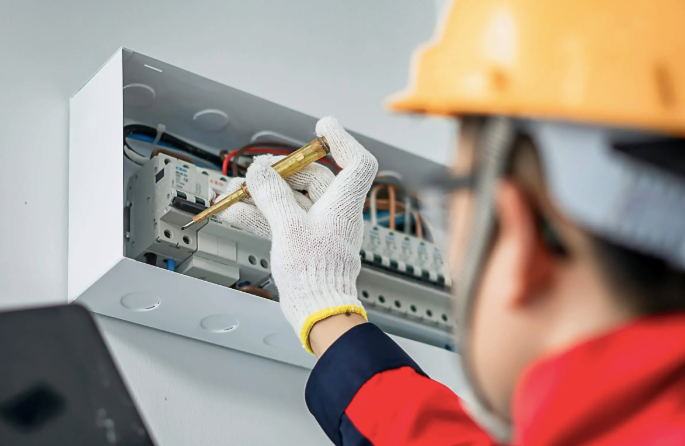 Electricista arreglando el cuadro eléctrico