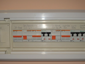 ¿Qué servicios ofrece un electricista para la reparación de cuadros eléctricos?