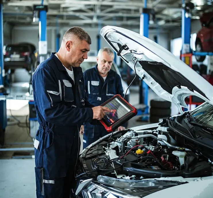 poctivy-automechanik-pracuje-s-diagnostickým nástrojem-autoservis-teplice.webp