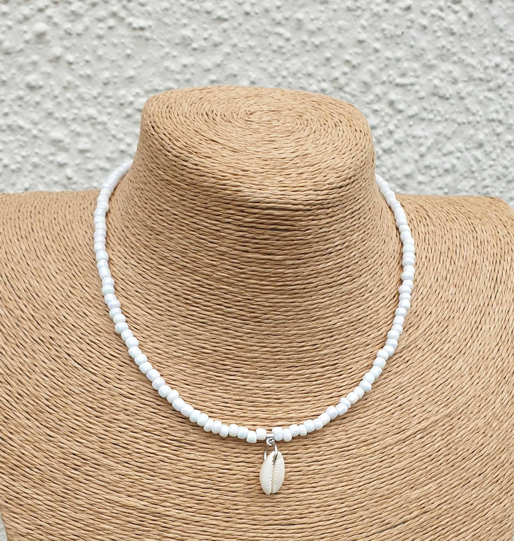 Cowrie shell necklace WHITE