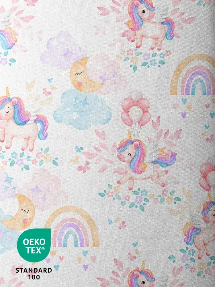 Gros plan sur le tissu coton imprimé Licornes pastel, certifié Oeko-Tex, avec motifs féériques