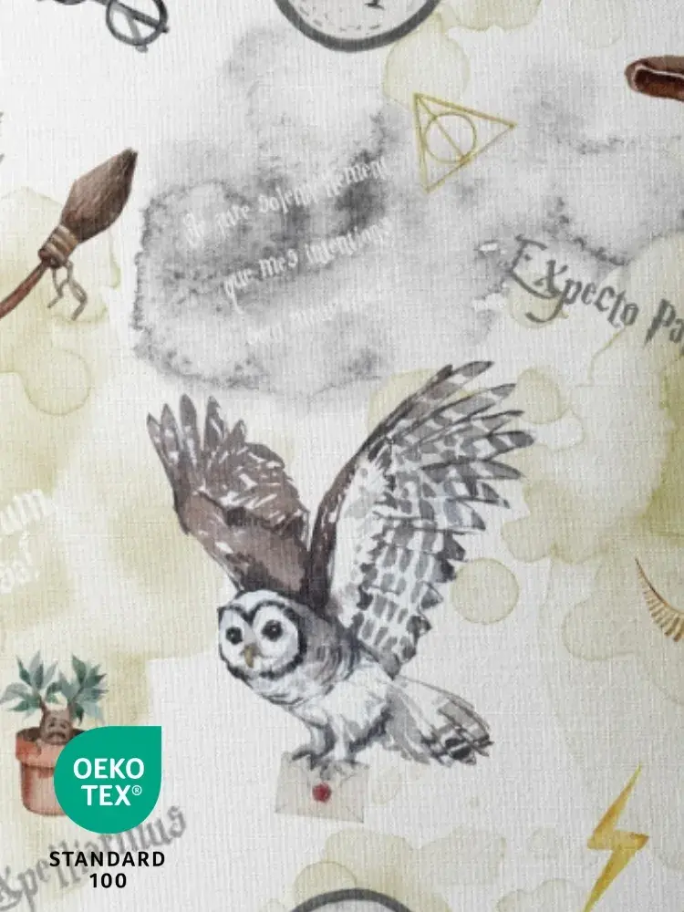 Détail du tissu coton imprimé École des Sorciers certifié Oeko-Tex, avec des motifs magiques inspirés des univers de sorcelle