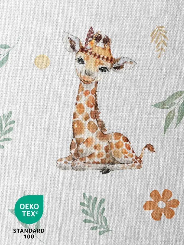 Tissu en coton imprimé motif girafe avec plumes, idéal pour créations enfantines, certifié Oeko-Tex®