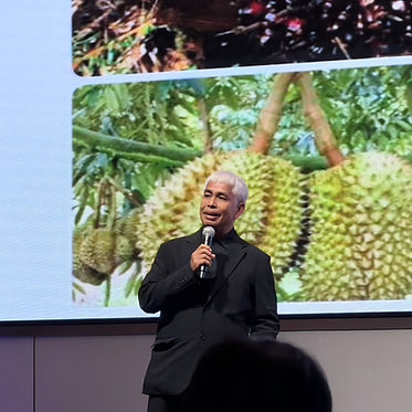 เมื่อวันที่ 30 ตุลาคม 2568 กลุ่มอุทยานวิทยาศาสตร์ (กอ.) สำนักงานปลัดกระทรวงการอุดมศึกษา วิทยาศาสตร์ วิจัยและนวัตกรรม (อว.) ร่วมกับสำนักงานคณะกรรมการส่งเสริมวิทยาศาสตร์ วิจัยและนวัตกรรม (สกสว.) และสำนักงานพัฒนาวิทยาศาสตร์และเทคโนโลยีแห่งชาติ (สวทช.) พร้อมด้วยอุทยานวิทยาศาสตร์ภูมิภาคทั่วประเทศ จัดงาน “ประสานพลัง 4 ระเบียงเศรษฐกิจ : ยุทธศาสตร์ นวัตกรรม และพลังร่วมเพื่อการเติบโตของภูมิภาค (Synergise 4 Economic Corridors: Strategy, Innovation and Synergy Directive for Regional Economic Growth)” ณ โรงแรมแกรนด์ เมอร์เคียว กรุงเทพฯ เอเทรียม ระหว่างวันที่ 30 – 31 ตุลาคม 2568
งานดังกล่าวมีวัตถุประสงค์เพื่อขับเคลื่อนการพัฒนา พื้นที่ระเบียงเศรษฐกิจพิเศษ 4 ภาค (Northern, Northeastern, Central, Southern Economic Corridors) ผ่านการบูรณาการความร่วมมือระหว่างภาครัฐ เอกชน สถาบันอุดมศึกษา และภาคประชาสังคม โดยมุ่งเน้นการนำ 7 เทคโนโลยีหลัก มาประยุกต์ใช้ในการยกระดับอุตสาหกรรมและเศรษฐกิจภูมิภาค
ภายในงาน รศ.ดร.หมุดตอเล็บ หนิสอ สมาชิกจากศูนย์ความเป็นเลิศด้านวัสดุเชิงฟังก์ชันและนาโนเทคโนโลยี (FuNTech) ซึ่งดำรงตำแหน่งหัวหน้าศูนย์ Microwave Heating Hub และศูนย์ความเป็นเลิศทางด้านพลาสมาและคลื่นแม่เหล็กไฟฟ้า พร้อมด้วย นางสาววศินี แซ่ตัน นักวิชาการ สำนักวิชาวิทยาศาสตร์ มหาวิทยาลัยวลัยลักษณ์ ได้รับคัดเลือกเป็นตัวแทนจาก อุทยานวิทยาศาสตร์ภาคใต้ (Southern Science Park) นำเสนอนวัตกรรมด้าน Oleochemical ภายใต้แนวคิด “Southern Economic Corridor (SEC)” ซึ่งเน้นการพัฒนาเทคโนโลยีการสกัดน้ำมันปาล์มเกรดพรีเมี่ยมด้วยเทคโนโลยีไมโครเวฟ เพื่อสร้างมูลค่าเพิ่มให้กับผลิตผลปาล์มน้ำมันในท้องถิ่น
ในงาน รศ.ดร.หมุดตอเล็บ หนิสอ ได้บรรยายในหัวข้อ การพัฒนากระบวนการผลิตน้ำมันปาล์มแดงธรรมชาติ ต้นแบบระดับอุตสาหกรรม ชุมชน สู่ผลิตภัณฑ์อาหารสุขภาพ โดยมีเป้าหมาย คือ ต้องการพัฒนาเทคโนโลยีการผลิตน้ำมันปาล์มแดงธรรมชาติด้วยคลื่นไมโครเวฟให้เป็นมาตรฐานสากลแห่งแรกในอาเซียน โดยยกระดับการผลิตด้วยเทคโนโลยีทันสมัยลดการพึ่งพาต่างประเทศ สร้างเกษตรกรและผู้ประกอบการที่มีรายได้มั่นคง ส่งเสริมการสร้างมูลค่าเพิ่มให้ผลิตภัณฑ์ ช่วยสร้างรายได้และการจ้างงานในชุมชน นอกจากนั้นยังเป็นการฟื้นฟูสิ่งแวดล้อม เสริมสร้างความเข้มแข็งของชุมชน และพัฒนานักวิจัยหรือนักเทคโนโลยีที่สามารถสร้างนวัตกรรมเพื่อการพัฒนาที่ยั่งยืนของประเทศ.
ตัวอย่างหนึ่งในผลงานเด่นที่นำเสนอ คือ ผลิตภัณฑ์ “Red Palm Oil Micellar Cleansing Water” แบรนด์ Pialuxe de Palm ผลิตภัณฑ์ทำความสะอาดผิวหน้าจากน้ำมันปาล์มแดงธรรมชาติ ที่พัฒนาด้วยเทคโนโลยี Oleochemical โดยทีมวิจัย เพื่อสร้างมูลค่าเพิ่มจากทรัพยากรปาล์มของภาคใต้ และส่งเสริมรายได้ให้แก่เกษตรกรในพื้นที่ แนวคิดการพัฒนา “Southern Economic Corridor (SEC)” ภายใต้โครงการนี้ มุ่งผลักดันเศรษฐกิจภูมิภาคให้เติบโตอย่างยั่งยืน ผ่านการลงทุน เทคโนโลยี และนวัตกรรม เพื่อเพิ่มมูลค่าการผลิตไม่น้อยกว่าร้อยละ 50 และลดการปล่อยก๊าซเรือนกระจกลงไม่น้อยกว่าร้อยละ 30 โครงการดังกล่าวถือเป็นต้นแบบสำคัญในการพัฒนาน้ำมันปาล์มแดงธรรมชาติของไทย ที่ไม่เพียงยกระดับเทคโนโลยีการผลิตเท่านั้น แต่ยังสร้างโอกาสทางเศรษฐกิจและความเข้มแข็งให้กับชุมชนอย่างยั่งยืน