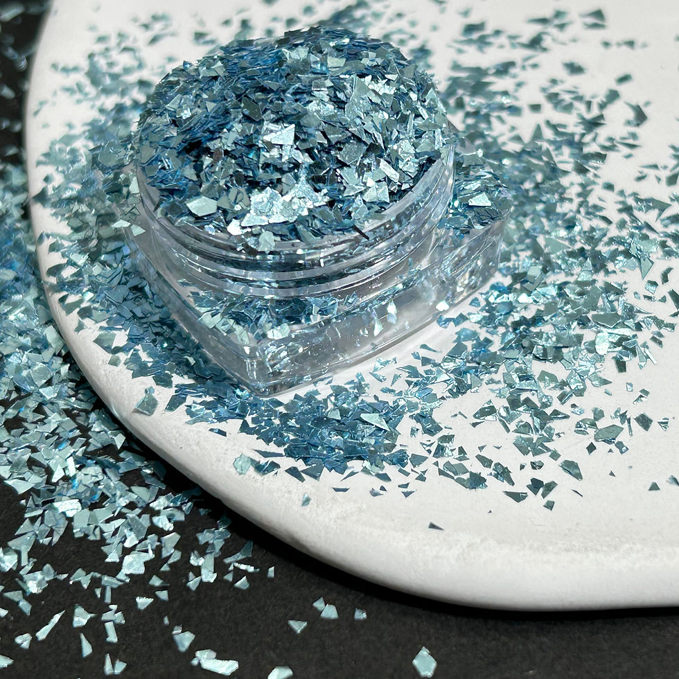Blauwe glitter vlokken in potje, Diamant Mica Poeder Silver, op witte ondergrond. epoxy-giethars.nl