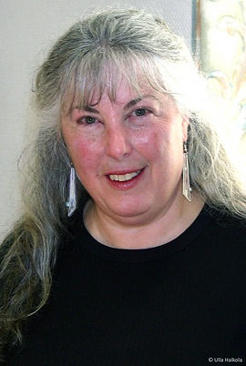 Judy Weiser, a seasoned Psychologist, Art Therapist, and global authority on PhotoTherapy.