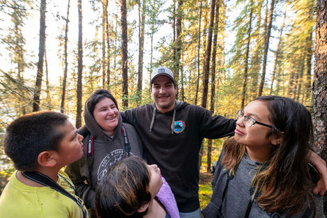 Un groupe de jeunes du club de photographie de Pinehouse utilise la photographie thérapeutique pour se faire de nouveaux amis.