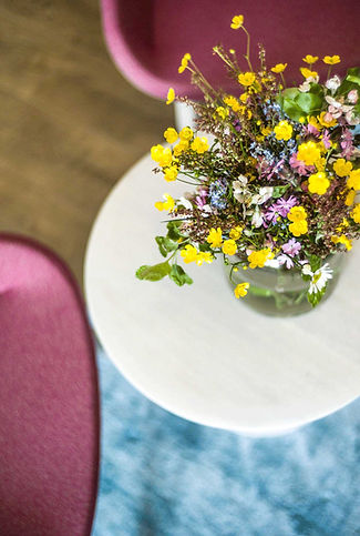 hotel-restaurant-ruhpolding-alpenhotel-wittelsbach-gillitzer-zimmer-frische-blumen-design-