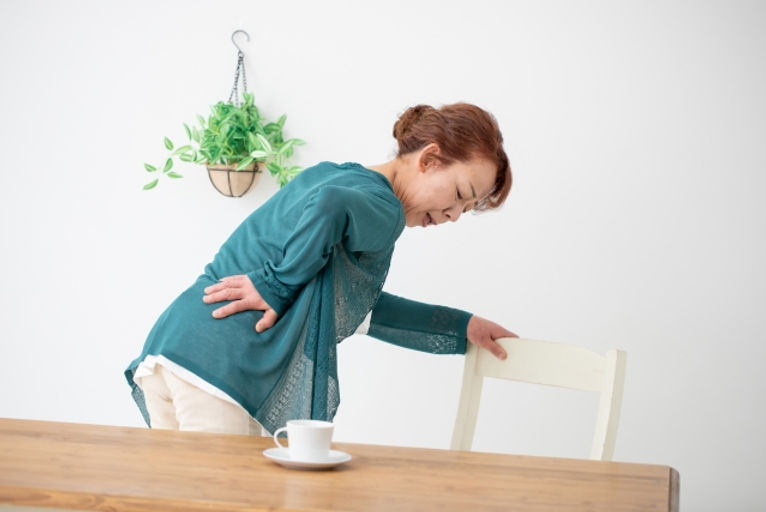 腰を痛めた女性
