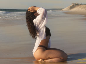 Photos sur la plage, le naturel en modèle.