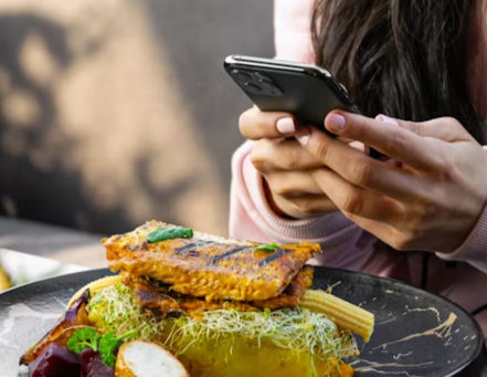 How Watching Your Phone While Eating Raises Blood Sugar and Stress and What You Can Do About It