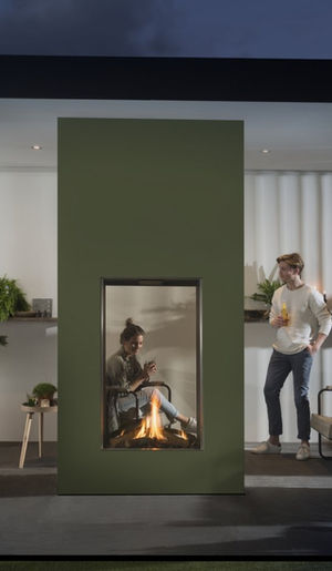 Vertical gas fireplace