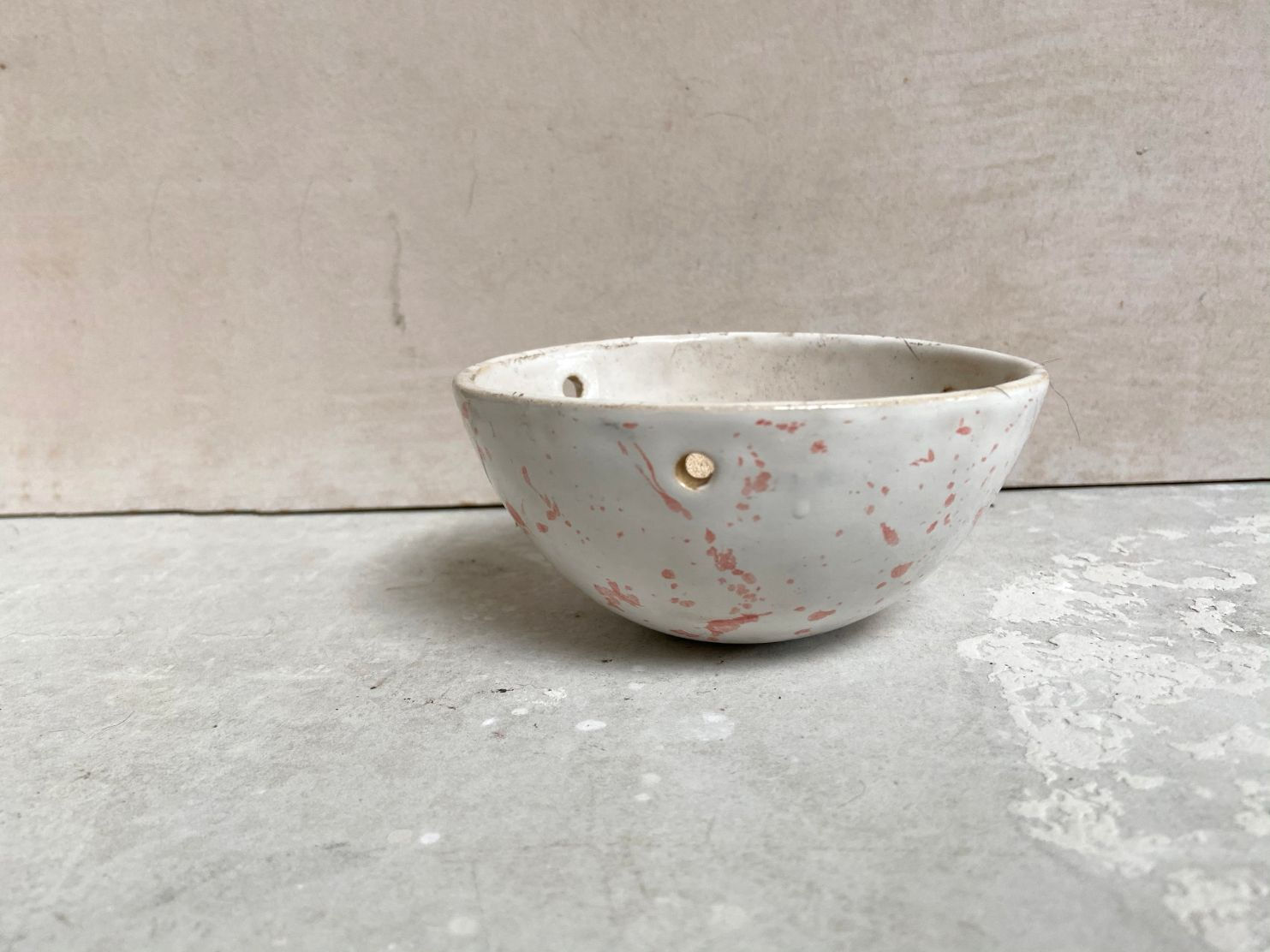 Matera Sin Planta Colgante. Blanco Dalmata Rojo. (Xs)