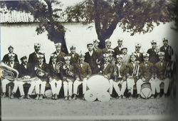 Filarmónica_Carvalhense_em_1910-_cortesia_Foto_Salé_-_agradecimento_Delmar_Carva