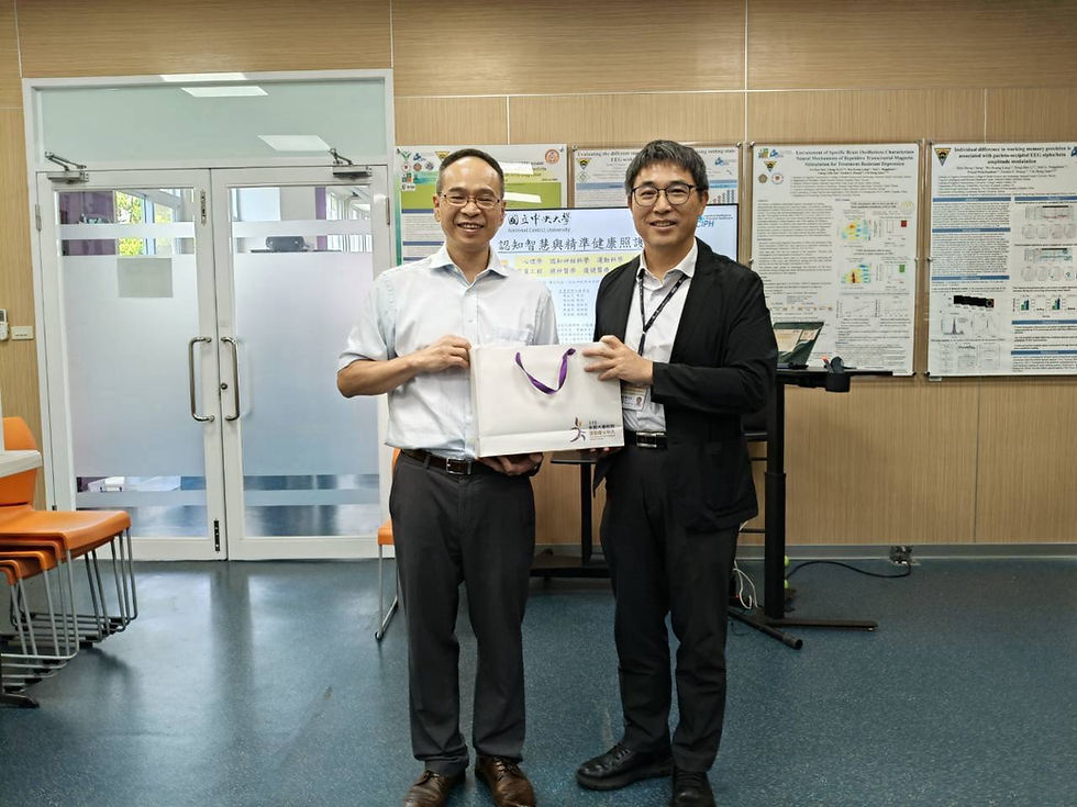 衛生福利部桃園療養院於日前拜訪國立中央大學,由廖定烈院長(右)帶領主管參訪,中央大學由阮啟弘副校長(左)與團隊接待及介紹。 (桃療提供)