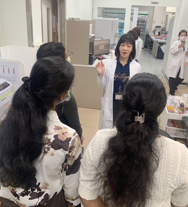 進行實驗室作業檔覽海外學生專心聆聽（前三）、實驗室主管楊婉華副主任（中）。