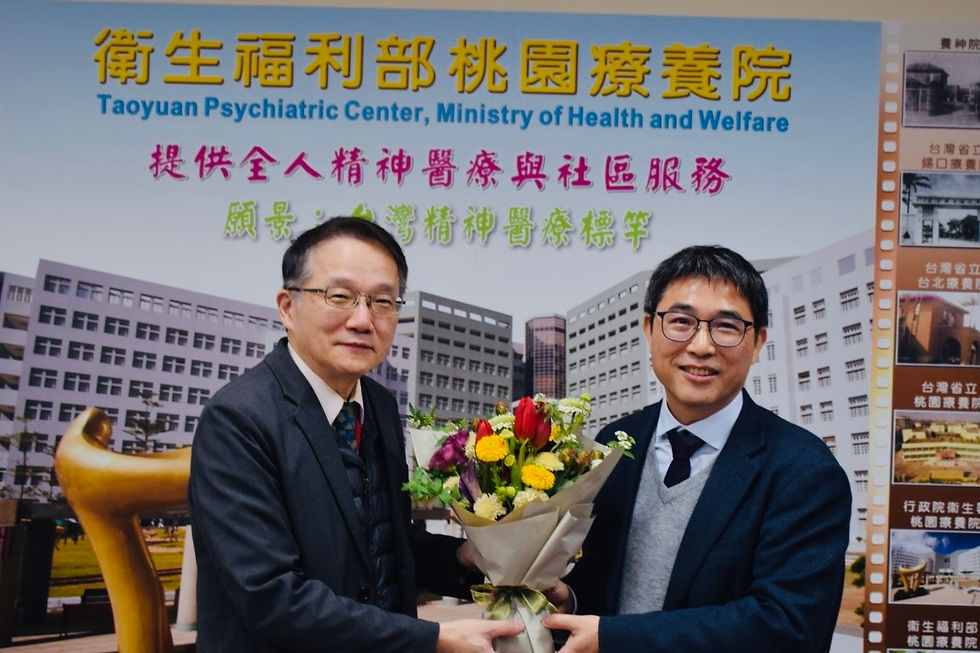 八里療養院李新民院長(左)親自送廖院長履新。(桃療提供)