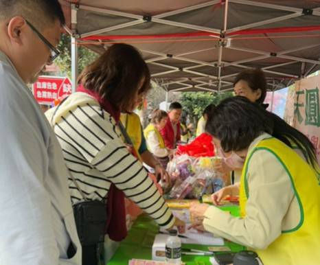 志工們與愛心民眾熱情交流互動
