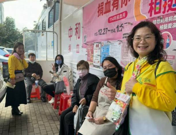 愛心民眾在等候區等待捐血