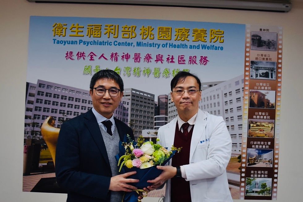 桃療廖定烈院長(左)從李俊宏副院長手中接下歡迎花束,為桃園療養院及精神醫療帶來新篇章。(桃療提供)