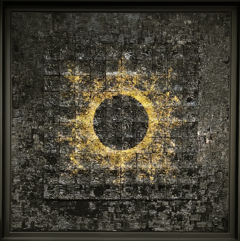 Tableau carré noir et rond noir central entouré de doré, reflétant la lumière sur des carrés structurés.