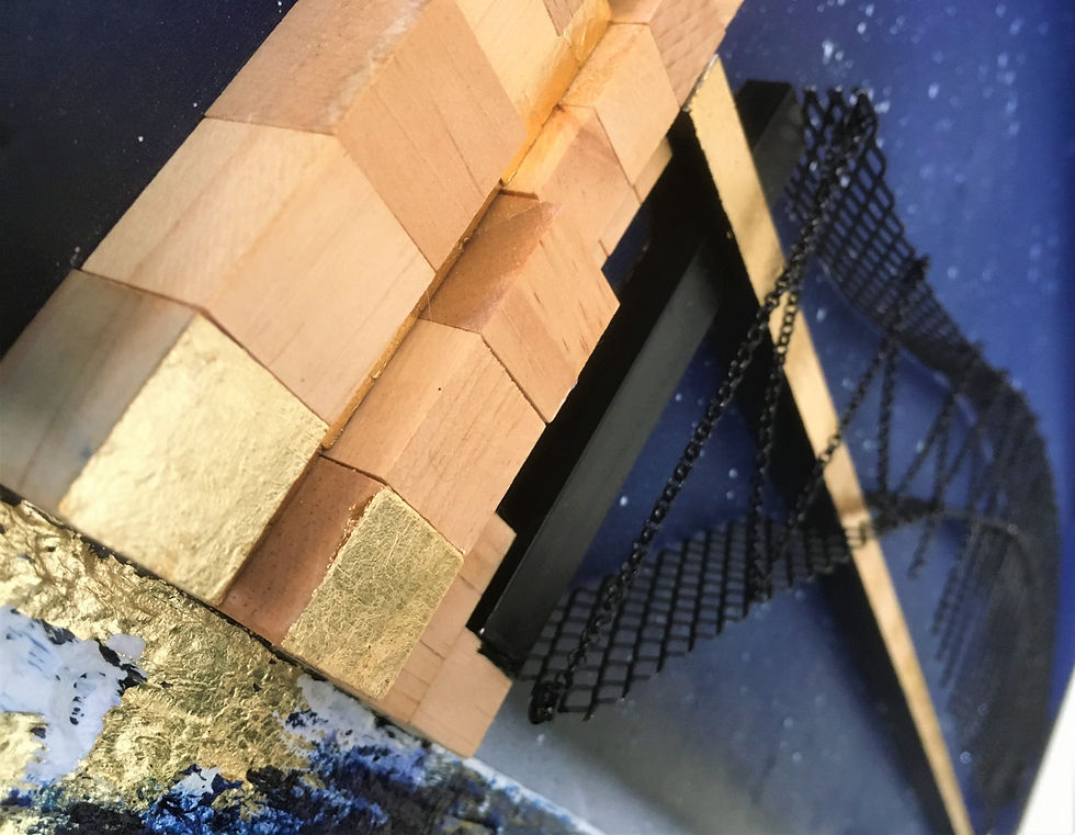 Gros plan sur le travail des cubes en bois , naturels et dorés, ainsi que les reflets dans l'eau obtenus grâce à l'enduit et à l'acrylique résinée.