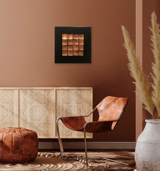 Tableau accroché sur un mur couleur vieux rose avec du mobilier design.