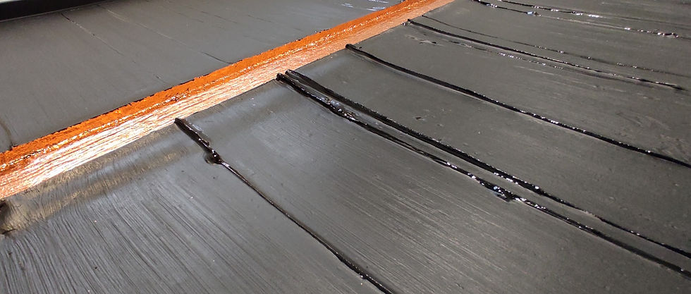 Vue de biais pour apprécier le creux formé par le cuivre traversant le noir mat de la structure enduite.