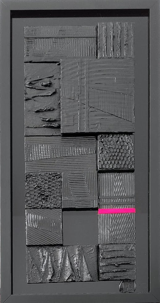 Composition géométrique de toiles enduites et peintes en noir avec une touche de rose fushia.