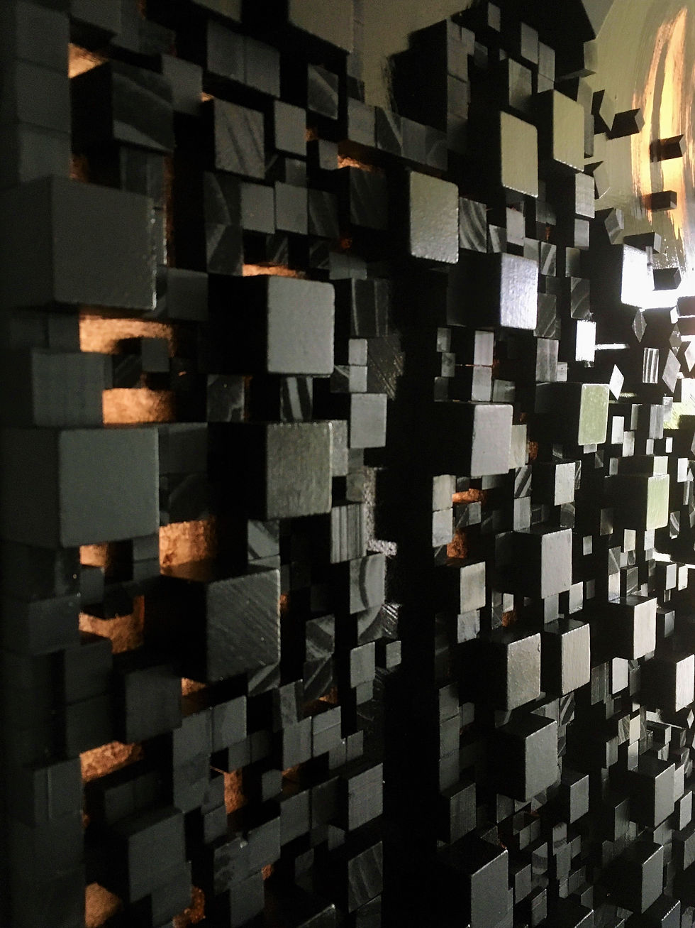 Zoom sur les cubes noirs avec les fenêtres des buildings symbolisées par le cuivre