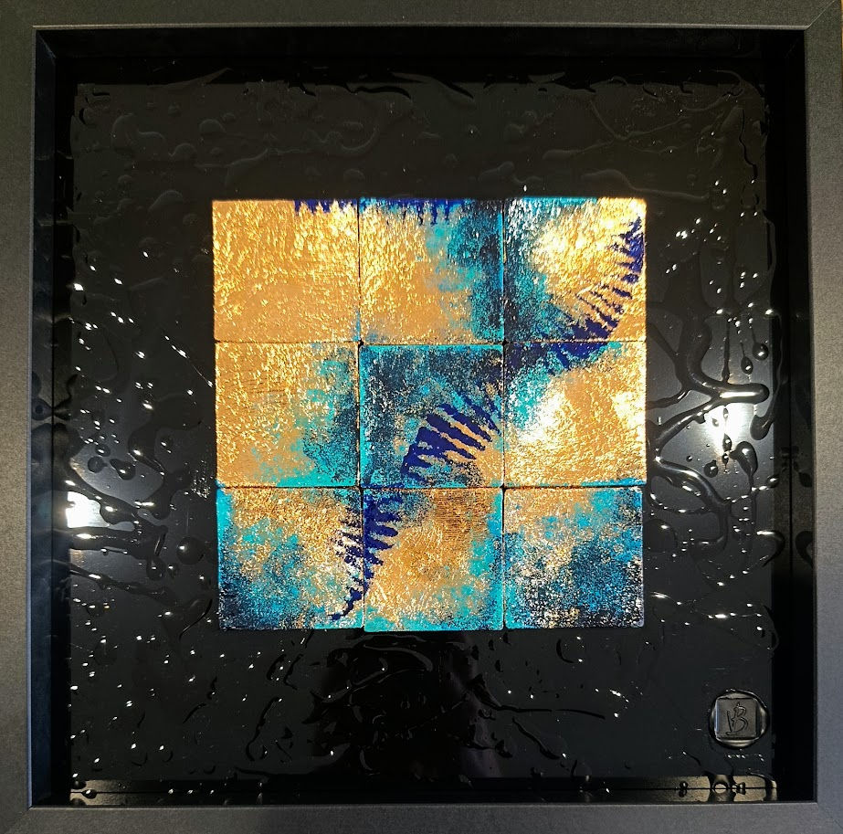 Oeuvre abstraite composée de carrés cuivrés, rehaussés de bleu,  refletant la lumière.