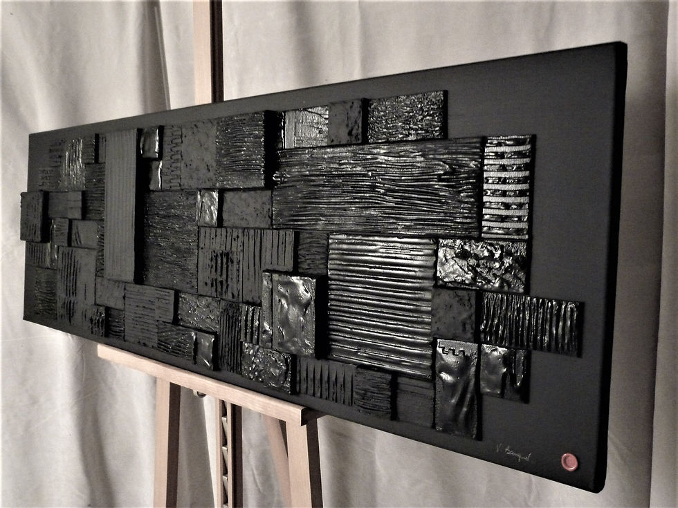 Tableau horizontal abstrait composé d'un camaîeu de toiles enduites et peintes en noir.