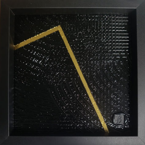 Tableau carré avec des lignes structurées noires et une croix dorée.