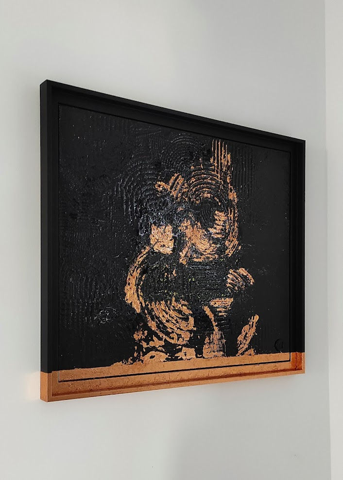 Tableau Déesse accroché dans un intérieur contemporain.