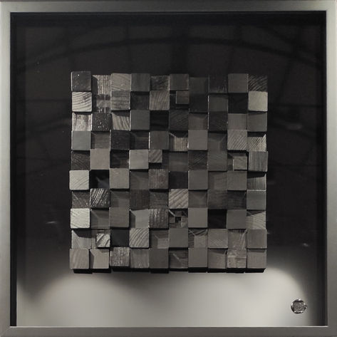 Composition de cubes en bois noirs sur un fond noir.