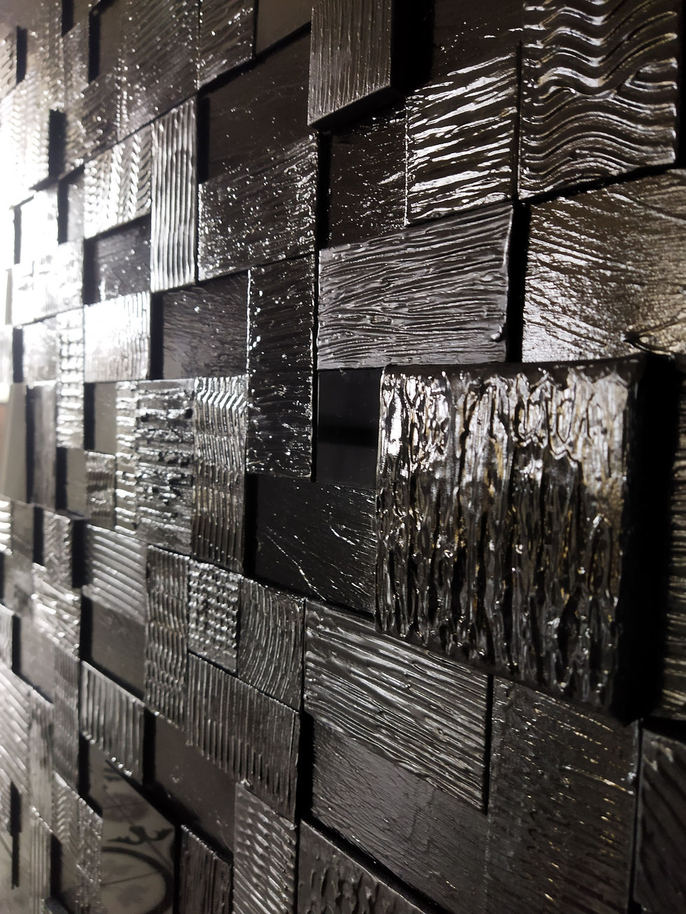 Assemblage des toiles avec des reliefs différents reflétant la lumière.