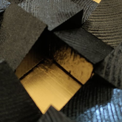 Détail de la dorure au milieu des cubes.