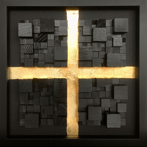 Cubes en bois noirs, collés, avec de la dorure en bande verticale et horizontale.