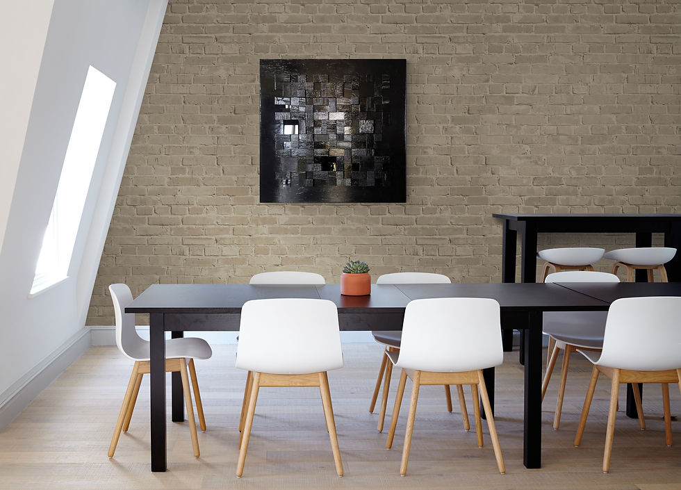 Tableau présenté dans un espace de vie aux tons pastels.
