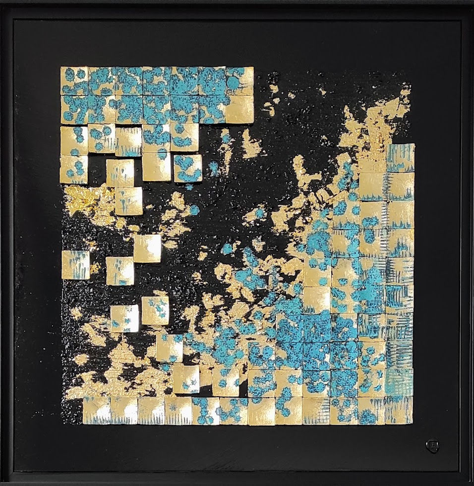 Tableau abstrait reprenant le motif d'une vague matérialisée par des ondulations de carrés dorés mis en lumière par le support noir.