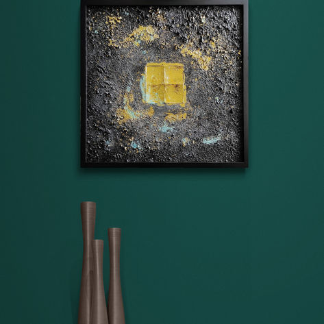 Tableau accroché dans un intérieur contemporain aux couleurs chaudes.