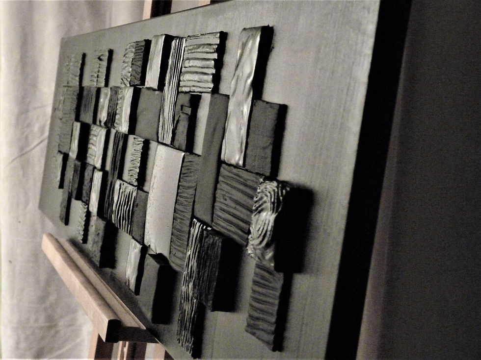 Tableau horizontal abstrait noir composé d'un assemblage de petites toiles enduites et peintes en noirs.