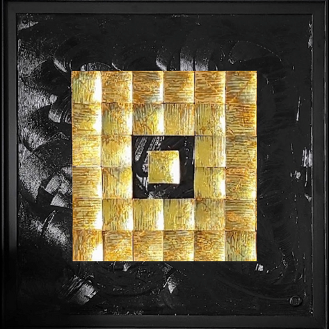 Composition abstraite de carrés dorés zébrés, avec au centre une partie ajourée pour mettre un seul carré en lumière.