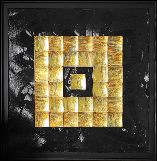 Composition abstraite de carrés dorés zébrés, avec au centre une partie ajourée pour mettre un seul carré en lumière.