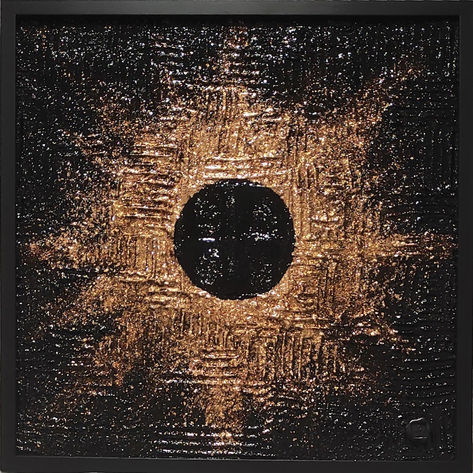 Tableau abstrait noir brillant structuré, avec au centre, un cercle noir  matérialisant une éclipse couleur cuivre.