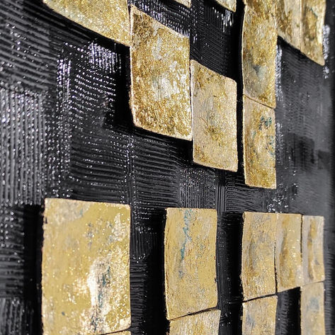 Détail de la structure du support travaillé en relief noir brillant. 