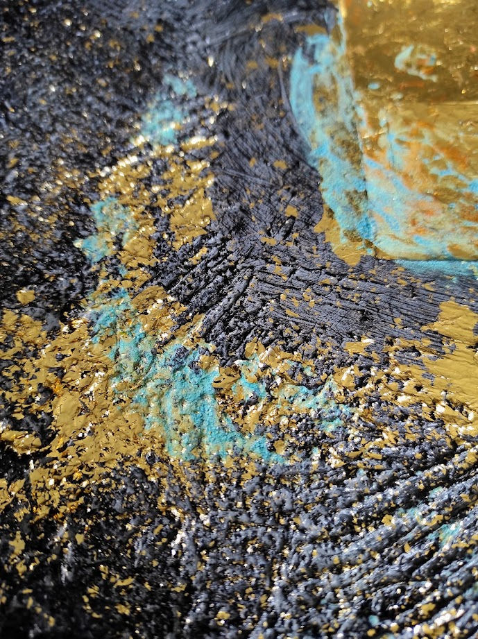 Détail des structures noires, dorées et bleutées.