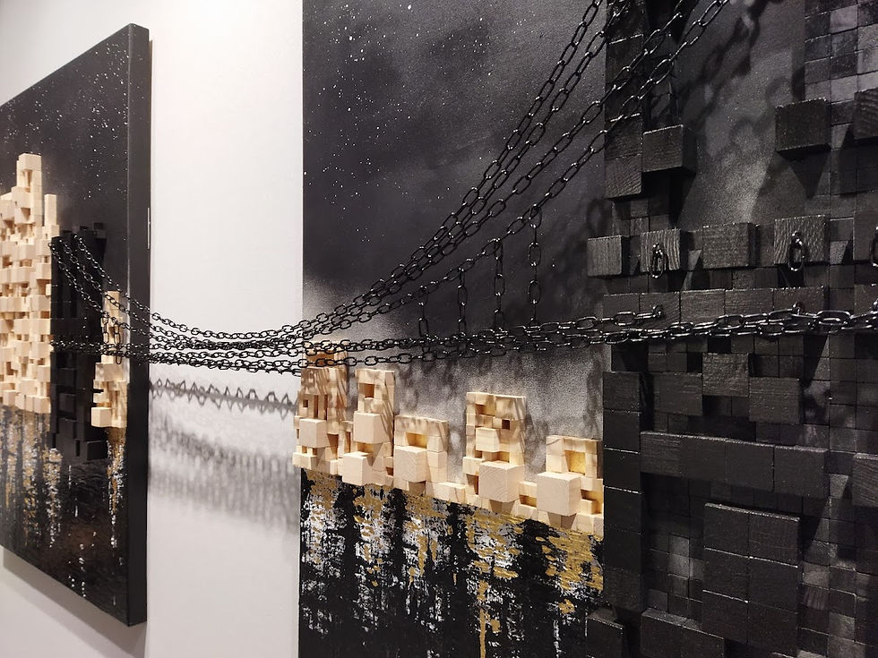 Photo de côté du diptyque BKLN, montrant le travail de collage et des chaînes en acier faisant la liaison entre les deux panneaux de bois, tel un pont.