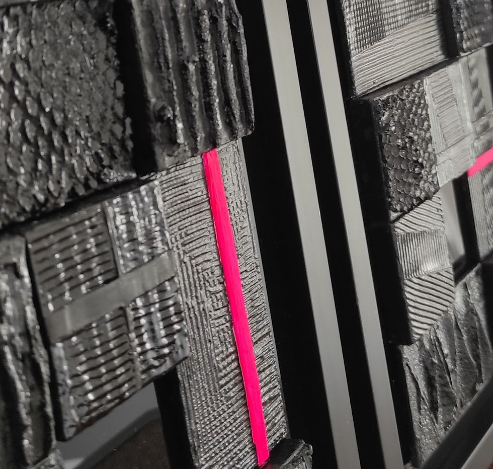 Détail des toiles enduites avec une structure reflétant la lumière.